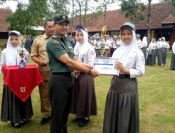 Pimpin Upacara di SMAN 1 Tapen, Begini Pesan Danramil 0822/11 Tapen dalam Kegiatan Upacara Bendera.