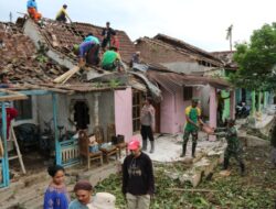 Prajurit Yonif 514/SY/9/2 Kostrad Tanggap Bencana Alam Angin Puting Beliung