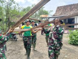 Semangat Babinsa Kodim 0822 Kerja Bakti Rumah Terdampak Puting Beliung