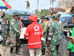 Pasca Bencana Angin Puting Beliung Kodim 0822/Bondowoso Melakukan Serbuan Teritorial Pembangunan dan Pembersihan