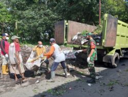 Demi kenyamanan bersama Babinsa 0822/09 laksanakan karya bakti pembersihan sampah