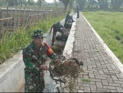 Antisipasi Luapan Air Babinsa Koramil 0822/09 Pujer Gotong Royong Bersihkan Saluran Irigasi Dan Jalan