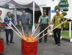 Kasdim 0822 Hadiri Pemusnahan Barang Bukti Kejari Bondowoso