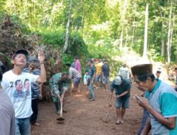 Akses Sempit, Babinsa Posramil 0822/05 Pakem Bantu Pelebaran Jalan