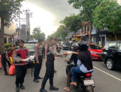 Satlantas Polres Bondowoso Berbagi Takjil Sembari Edukasi Pengendara Tertib Lalu Lintas