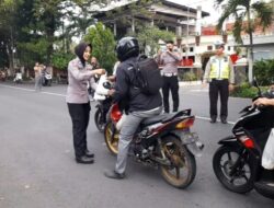 Polres Bondowoso Berbagi Takjil Sembari Edukasi Pengendara Tertib Lalu Lintas
