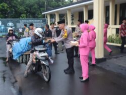 Berkah Ramadhan Polres Bondowoso Bagikan Takjil Sekaligus Berikan Himbauan Kantibmas