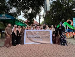 PT ARRAHMAN BERKAH HARAMAIN Bagikan Takjil 500 Buah Untuk Pengguna Jalan Di Depan SMP 1 Bondowoso