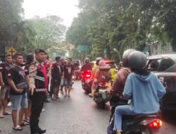 Satsamapta Polres Bondowoso Turut Serta Melakukan Pengamanan Saat Pembagian Takjil oleh Mobrig37 Di alun alun Ki Bagus asra
