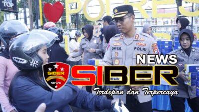 Polwan Polres Situbondo Bagikan Ratusan Takjil ke Pengguna Jalan