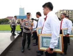 Hari Kesadaran Nasional, Kapolda Jatim Kembali Beri Penghargaan Anggota Berprestasi