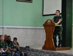 Dandim Berikan Jam Komandan Kepada Seluruh Prajurit dan PNS Kodim 0822/Bondowoso Di Aula Makodim