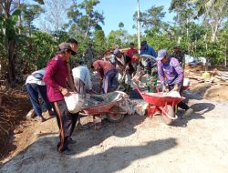 Sangat Kompak, TNI dan Masyarakat Buat Gorong-gorong di TMMD Kodim 0422/Lampung Barat.