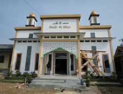 Memasuki Tahap Akhir, TMMD Kodim 0422/Lampung Barat Selesaikan Rehab Masjid.