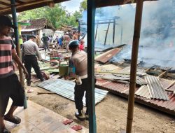 Personil Polsek Cermee Bersama TNI berjibaku Memadamkan Api Dalam Kebakaran Rumah di Desa Suling Kulon
