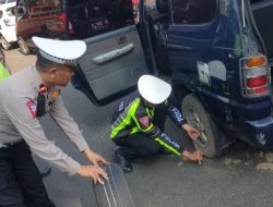 Gercep personil Lantas Polres Bondowoso Membantu Mobil Rombongan yang akan Menghadiri Acara Manasik Haji yang Mengalami Pecah Ban