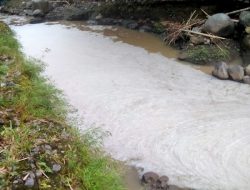 Aliran Air Sungai Berbusa dan Menimbulkan Bau Menyengat, Diduga Dari Limbah Pengolahan Kulit Desa Banjarejo Magetan