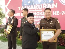 Kajari Situbondo Terima Tiga Penghargaan Terbaik Dari Bupati Karna