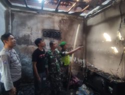Kebakaran Rumah di Desa Gunung Anyar, Babinsa Tanggap Cepat Padamkan Api