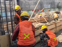 Pekerja Proyek Pembangunan Perpustakaan Dan Laboratorium MAN 2 Situbondo Patuhi SOP Keselamatan