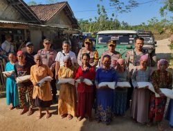 Memperingati HUT Bhayangkara Ke 78 Polres Bondowoso Berikan Bantuan Sembako Dan Alat Ibadah Di Desa Terpencil