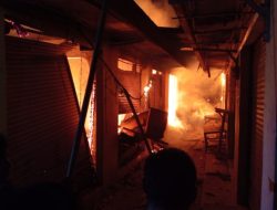 Kebakaran Hebat Terjadi Di pasar Gadingrejo Pringsewu, Lima Kios Hangus Terbakar