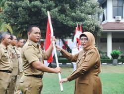 Jelang Hari Kemerdekaan RI Ke-79, Pj. Bupati Lumajang Bagikan Bendera Merah Putih