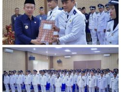 Pj Bupati Pringsewu Menyerahkan SK perpanjangan Masa Jabatan Kepala Pekon Sekabupaten Pringsewu