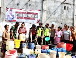 Polres Lumajang Kerahkan Water Cannon Bagikan Air Bersih ke Warga Terdampak Kekeringan