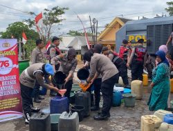 Ulang Tahun ke-76, Polwan Lumajang Bantu Warga Terdampak Kekeringan