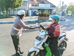 Satlantas Polres Lumajang Turun Langsung ke Jalan, Bagikan Brosur Kampanyekan Keselamatan