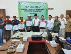 Misbakhul Munir Administratur KPH Bondowoso Serahkan Hasil Shering