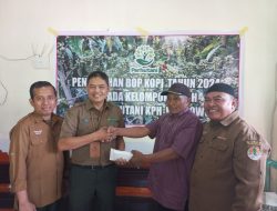 KPH Bondowoso Berikan Hasil Insentif Kepada LMDH dan Ketua Kelompok Tani Kopi Karena Sudah Berkontribusi Membantu Perhutani