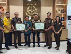 Misbahul Munir KPH Bondowoso Serahkan Piagam Kepada Kejaksaan Negri Bondowoso