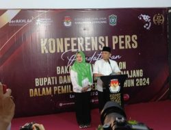 Cak Thoriq dan Ning Fika dalam acara konferensi pers di KPU Lumajang