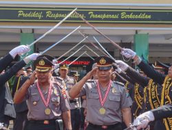 Purna Tugas Haru, 10 Personel Polres Lumajang Dilepas dengan Upacara Pedang Pora