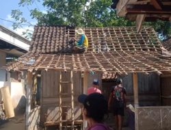 LSM Cakrawala Bondowoso, Gelar Bakti Sosial Perbaiki Rumah Tidak Layak Huni Milik P.Ahmad Desa Wonokusumo