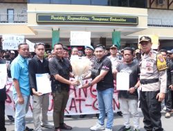 Mahasiswa Beri Bunga untuk Polres Lumajang, Apresiasi Pengungkapan Kasus Ganja