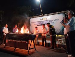 Puluhan Ribu Batang Rokok Ilegal Hasil Razia di Situbondo Dibakar