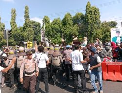 Unras Aliansi Imsak Tuntut Bupati Situbondo Mundur, Polisi Dan Massa Berujung Bentrok