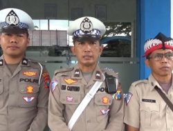 Satlantas Polres Bondowoso dengan Program Masuk Pak Eko dan Halo Cak Ri dalam sosialisasi di sekolah-sekolah