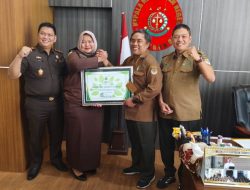 Dua Piagam Penghargaan di Serahkan Perhutani Bondowoso, Kepada Kejaksaan Negri Situbondo