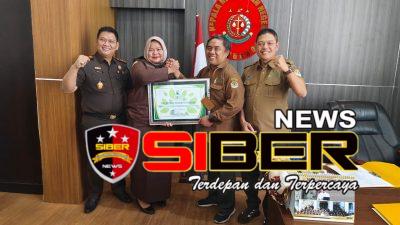 Dua Piagam Penghargaan di Serahkan Perhutani Bondowoso, Kepada Kejaksaan Negri Situbondo