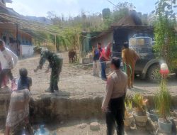 Pemdes Leprak Bondowoso Bersama BPBD dan Polsek Klabang, Distribusikan Air Bersih Kepada Warga Terdampak Kekurangan Air Bersih