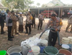 Kekeringan Melanda Desa, Kecamatan Tongas Gandeng Polres Probolinggo Berikan Bantuan 10 Ribu Liter Air Bersih