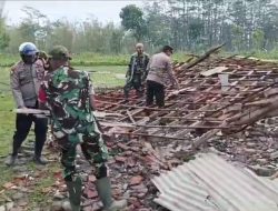 Gercep Polsek Curahdami Tangani Warga yang Terdampak Angin Puting Beliung di Desa Pakuwesi dan Desa Kupang