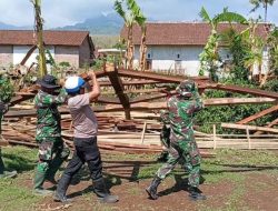 Mas Bhabin Sosok Polisi Bondowoso Cekatan Terekam Saat Membantu Warga Pasca Bencana Terjadi