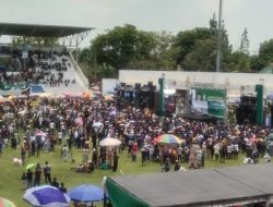 Ribuan Massa Menunggu Cak Thoriq Ning Fika Pemimpin Lumajang 2024 di Stadion Semeru