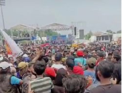 Sempat Mencekam, Ricuh Saling Lempar Sandal & Benda Lainnya, Kampanye di Lumajang Paslon 02 Bunda Indan – Yudha
