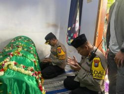 Kapolres Bersama Ketua KPU dan Ketua Bawaslu Takziah Petugas TPS Yang Meninggal Karena Sakit
